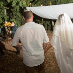 חתונה בחצר המשפחתית זוג