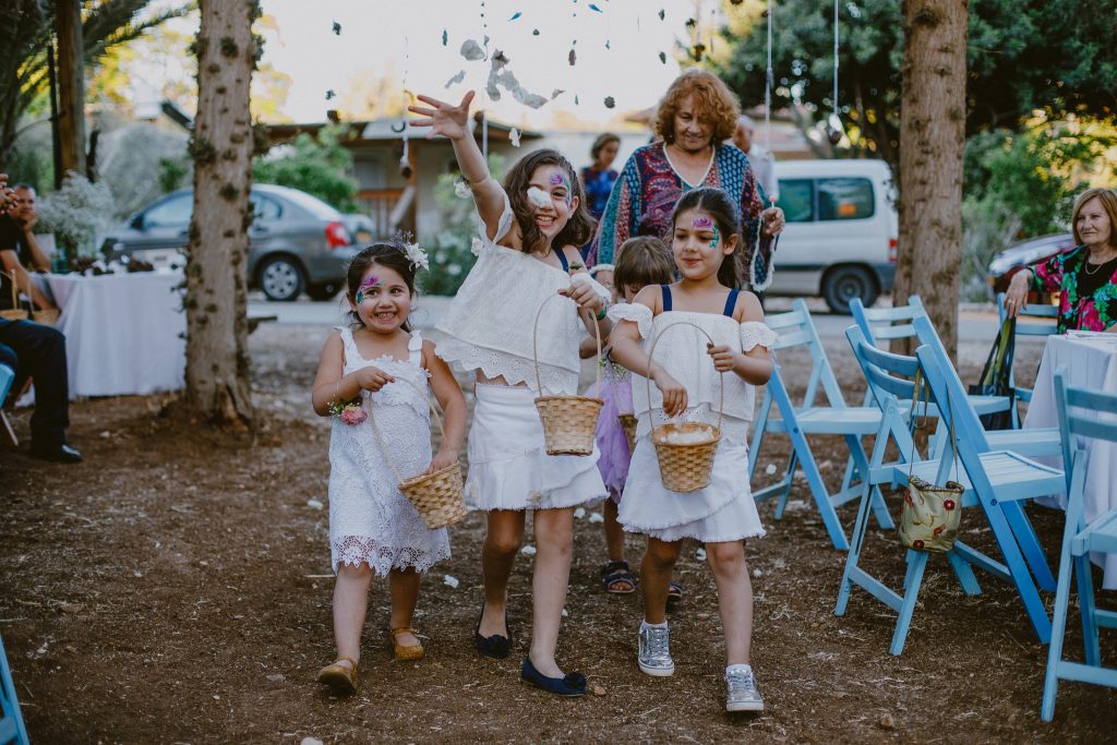 ילדות בחתונה בחצר